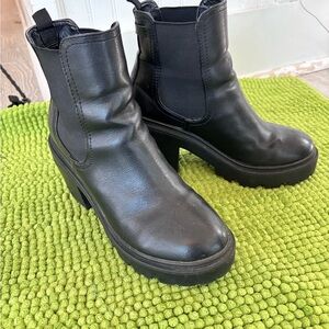 Black urban outfitters Chelsea boots with chunky heel size 8